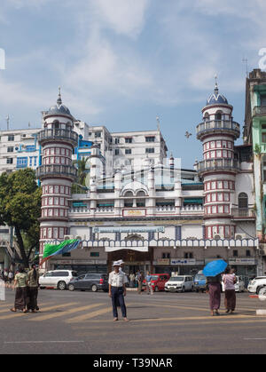 Mosquée Jameh sunnite Bengali sur la pagode Sule Junction, à Yangon (Rangoon), le Myanmar (Birmanie) Banque D'Images