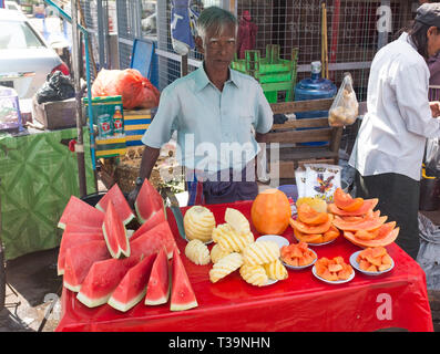 Vendeur de rue, la vente de fruits frais à Yangon (Rangoon), le Myanmar (Birmanie) Banque D'Images
