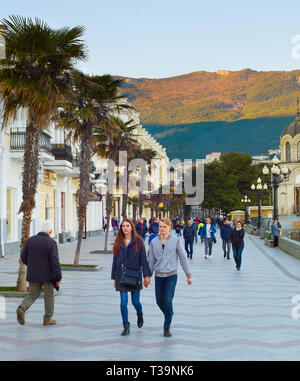 YALTA, Crimée, Ukraine - avril 03, 2018 : Couple walking par Yalta, promenade au coucher du soleil. Yalta est la plus célèbre destination touristique en Crimée Banque D'Images