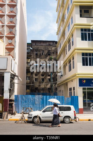 Bâtiments anciens et nouveaux dans le centre-ville de Yangon (Rangoon) , Myanmar (Birmanie) Banque D'Images