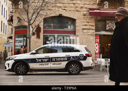 Voiture de police à Jaffa Street, Jérusalem, Israël Banque D'Images