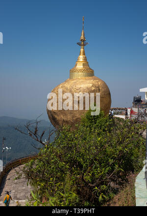 Pagode Kyaiktiyo (également connu sous le nom de Golden Rock), Kyaiktiyo Hill, l'État Môn, Myanmar, Birmanie. Banque D'Images