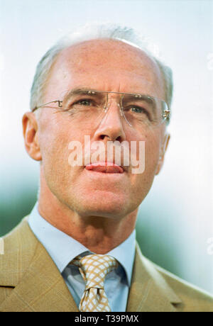 Stade olympique Munich Allemagne 9.5.2001, Football Ligue des Champions saison 2000-2001 demi-finale 2ème jambe, FC Bayern Munich vs Real Madrid 2:1 --- Franz Beckenbauer, président du Bayern de Munich Banque D'Images