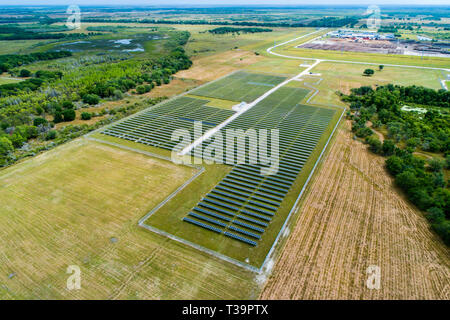 Drone Vue aérienne d'une centrale solaire dans Hardee Comté (Floride) Banque D'Images