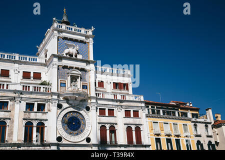 Close up of St Mark's Clocktower, Torre dell'orologio à la place St Marc, la Piazza San Marco, Venise, Italie. Détails de façade contre le ciel bleu. Banque D'Images