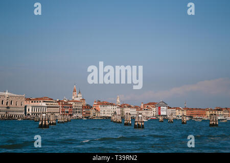 Venise, Italie - 9 septembre, 2018 : vue panoramique de Venise, Italie à partir de la Canal Giudecca avec les poteaux d'amarrage en bois dans l'eau. Banque D'Images