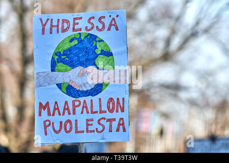 Helsinki, Finlande - 6 Avril, 2019 : mars et manifestation contre le changement climatique (Ilmastomarssi) au centre-ville de Helsinki, Finlande suivi par plus de Banque D'Images