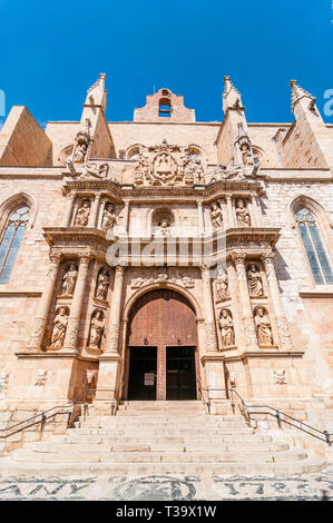 Façade principale de l'église Santa Maria, Montblanc, Catalogne, Espagne Banque D'Images