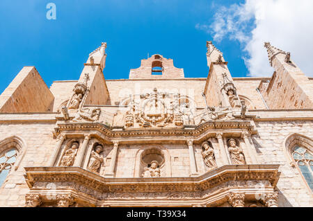 Façade principale de l'église Santa Maria, Montblanc, Catalogne, Espagne Banque D'Images