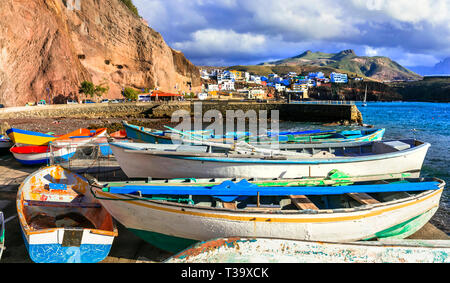 Bateaux colorés traditionnels,mer et montagne à Puerto de Sardina village, Gran Canaria, Espagne. Banque D'Images