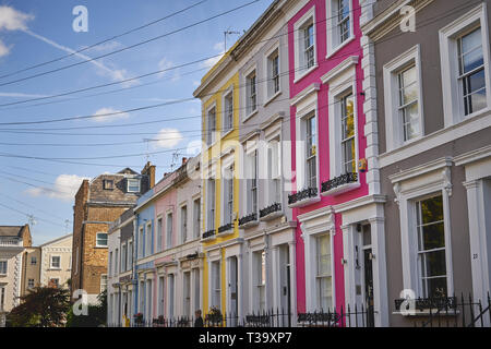 Londres, UK - Novembre 2018. Terrasse colorée typique maisons près de Portobello Road à Notting Hill. Banque D'Images