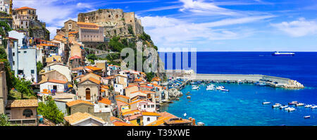 Voyager en Calabre. vacances d'été dans la ville de Scilla. bourg médiéval avec de grandes plages. Italie Banque D'Images