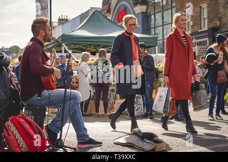 Londres, UK - Novembre 2018. Un musicien de rue à la scène (Notting Hill Portobello Road) au cours de l'hebdomadaire marché des antiquaires a lieu chaque samedi. Banque D'Images