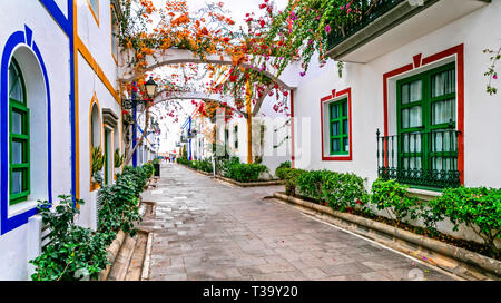 Ancienne strreets de Puerto de Mogan,voir avec des maisons traditionnelles et des fleurs,Gran Canaria, Espagne. Banque D'Images