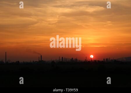 Rafinery d'huile pendant le coucher du soleil Banque D'Images