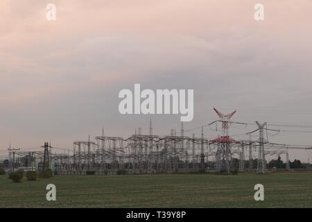 Câblage électriques suspendus Banque D'Images