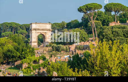 Titus Arch dans le forum romain le long d'une journée d'été. Rome, Italie. Banque D'Images