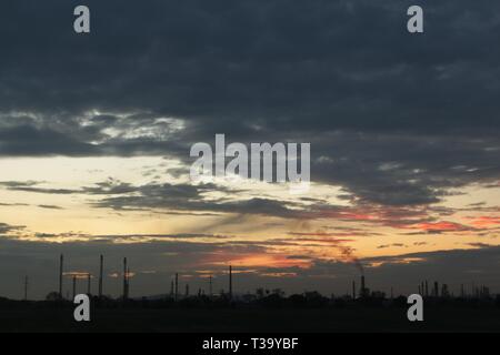 Rafinery d'huile pendant le coucher du soleil Banque D'Images