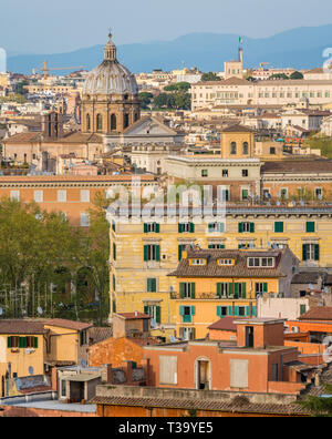 Panorama depuis la terrasse du Janicule avec le dôme de Santi Biagio e Carlo ai Catinari Église à Rome, Italie. Banque D'Images