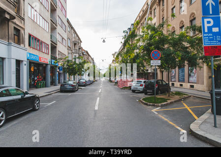 ZAGREB, CROATIE - 15 juillet 2018 matin : Street view en ville européenne des voitures en stationnement. Banque D'Images