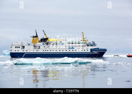 Un navire de croisière antarctique renforcé pour les glaces dans la mer de Weddell, l'Antarctique. Banque D'Images