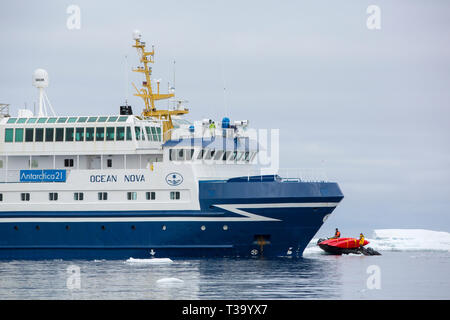 Un navire de croisière antarctique renforcé pour les glaces dans la mer de Weddell, l'Antarctique. Banque D'Images