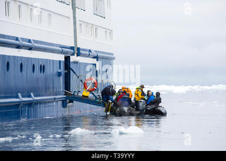 Un navire de croisière antarctique renforcé pour les glaces dans la mer de Weddell, l'Antarctique. Banque D'Images