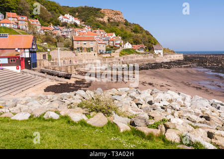 Une vue panoramique de Runswick Bay, un petit village de pêcheurs sur la côte nord-est dans le North Yorkshire, Angleterre, Royaume-Uni Banque D'Images