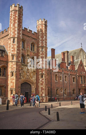 Cambridge, UK - décembre 2018. Façade extérieure du Trinity College, le plus grand collège de l'une des universités Oxbridge. Banque D'Images