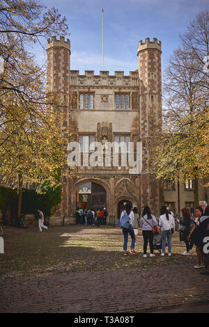 Cambridge, UK - décembre 2018. Façade extérieure du Trinity College, le plus grand collège de l'une des universités Oxbridge. Banque D'Images