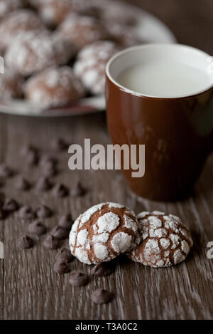 Les cookies au chocolat sur un fond brun avec du lait Banque D'Images