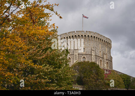 Windsor, Royaume-Uni - décembre 2018. La tour ronde au quartier du château de Windsor, résidence royale dans le comté anglais du Berkshire. Banque D'Images