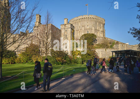 Windsor, Royaume-Uni - décembre 2018. La tour ronde au quartier du château de Windsor, résidence royale dans le comté anglais du Berkshire. Banque D'Images