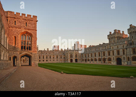 L'aile Sud de l'east Ward ; l'accès officiel à l'État Apartments se trouve sur la gauche. Château de Windsor (UK). Banque D'Images