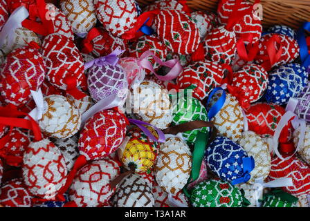 Les oeufs de Pâques colorés avec des perles et des rubans Banque D'Images