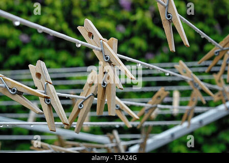 Linge suspendu à un fil à linge mouillés par la pluie. Banque D'Images