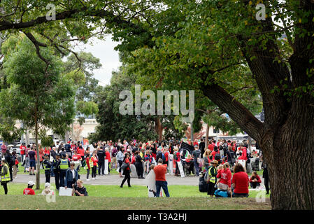 Des centaines de défenseurs des droits des animaux se sont rassemblées dans le quartier d'affaires de Melbourne le 6 avril 2019, Victoria en Australie. Banque D'Images