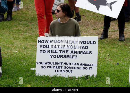 Des centaines de défenseurs des droits des animaux se sont rassemblées dans le quartier d'affaires de Melbourne le 6 avril 2019, Victoria en Australie. Banque D'Images