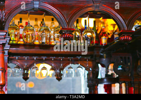 Dos de bar en acajou antique avec des verres à vin et des bouteilles de liqueur Banque D'Images