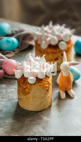 Pâques orthodoxe traditionnelle du pain sucré, kulich. Vacances de Pâques petit déjeuner. la cuisson à la maison kulich Banque D'Images