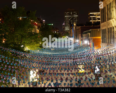 Québec,Canada. La rue Sainte-Catherine dans le Village gai de Montréal de nuit Banque D'Images