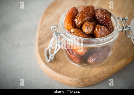 Bénis ou kameen ramadan avec les dates des fruits dans un pot de verre. L'Iftar traditionnel typique de food concept dans le monde islamique. Vue de dessus avec l'exemplaire de l'espace. Selectiv Banque D'Images