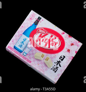 Un saké japonais Kit Kat, avec les fleurs de cerisier (Sakura) sur la boîte. Banque D'Images