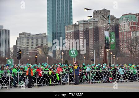 Chicago, Illinois, USA. Une vague de coureurs attendent leur tour pour commencer le Shamrock 2019 Shuffle race à Chicago. T Banque D'Images