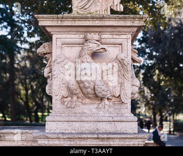 Rome, la Villa Borghese, l'aigle couronné, emblème de la maison de noble famille italienne Borghese, du baroque balustrade en parc public de la Villa Borghese Banque D'Images