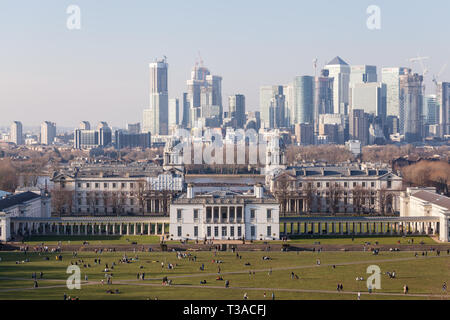 Vue sur Canary Wharf à partir d'une colline dans le parc de Greenwich, Londres. Banque D'Images