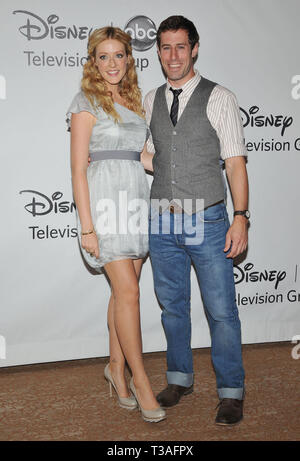 Jennifer Finnigan et Josh Cooke - ABC Disney  tca party au Beverly Hilton Hotel à Los Angeles.JenniferFinnigan JoshCooke 93 Événement dans la vie d'Hollywood, Californie - Red Carpet Event, USA, Cinéma, Célébrités, photographie, Bestof, Arts, Culture et divertissement, Célébrités, Mode Topix Meilleur de Hollywood, la vie, événement dans la vie d'Hollywood, Californie - Tapis rouge et en backstage, cinéma, télévision, célébrités, célébrités de la musique, des acteurs du Topix même film en salle, et la star ensemble. enquête de crédit, tsuni@Gamma-USA.com Tsuni / USA, 2010 - Groupe, télévision et film cast Banque D'Images