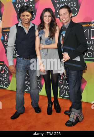 M. Night Shyamalan, Nicola Peltz, Jackson Rathbone  132 23 - Kids Choice Awards annuels à l'UCLA Pauley Pavilion à Los Angeles.M. Night Shyamalan, Nicola Peltz, Jackson Rathbone  132 cas à Hollywood Life - Californie, Red Carpet Event, USA, Cinéma, Célébrités, photographie, Bestof, Arts, Culture et divertissement, Célébrités, Mode Topix Meilleur de Hollywood, la vie, événement dans la vie d'Hollywood, Californie - Tapis rouge et en backstage, cinéma, télévision, célébrités, célébrités de la musique, des acteurs du Topix même film en salle, et la star ensemble. enquête tsuni@Gamma-USA.com, Cre Banque D'Images