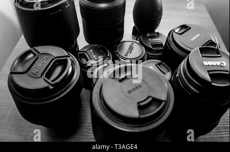 Un tableau d'objectifs reflex numériques assorties disposées sur une table en bois Banque D'Images