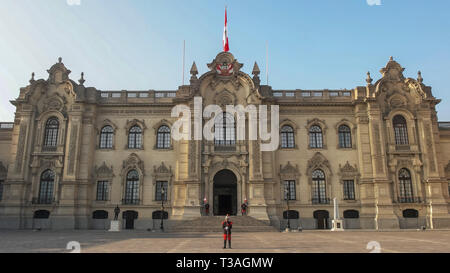 LIMA, PÉROU - juin, 12, 2016 : l'extérieur de l'avant du palais du gouvernement à Lima Banque D'Images